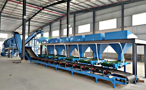 日產(chǎn)30噸有機肥顆粒配料系統(tǒng)安裝現(xiàn)場